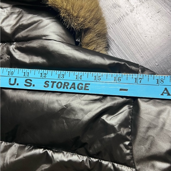 Elegant Black Puffer Jacket with Brown Faux Fur Trim - Picture 9 of 12